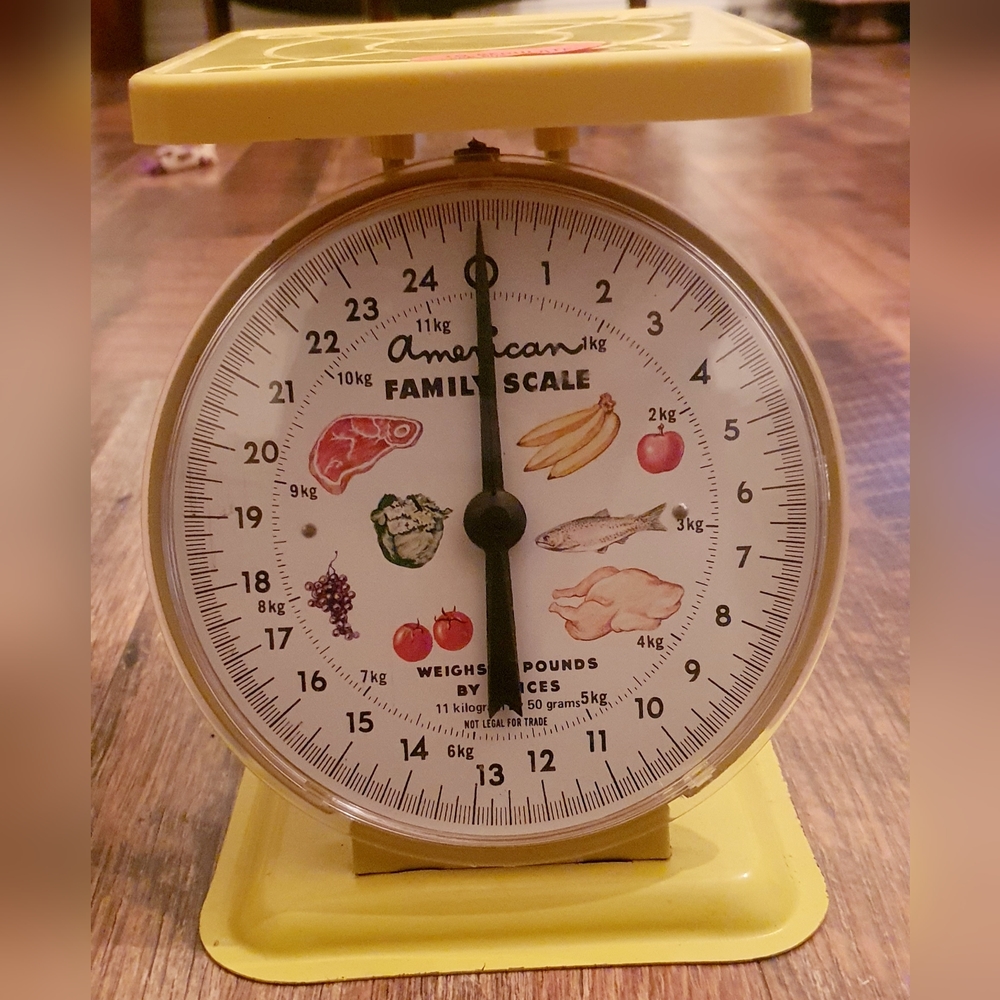 Vintage American Family Scale. Yellow